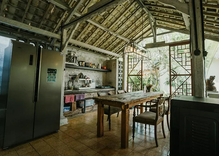Hostel Near Bali Zoo *